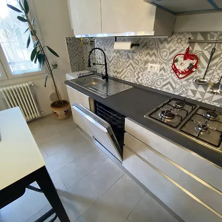 Renovated With Two Single Beds Lejlighed Milano