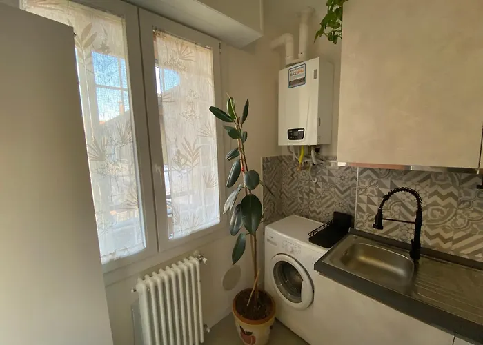 Renovated With Two Single Beds Apartment *